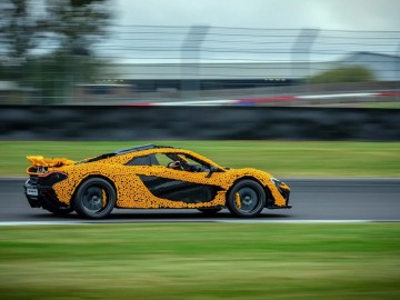 McLaren P1 z klock&oacute;w LEGO wyjechał na tor